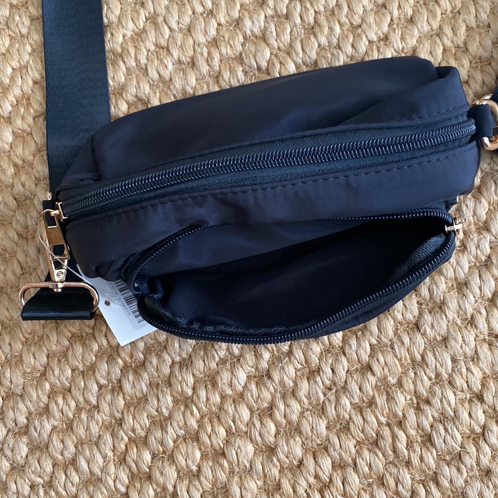 NWT Crossbody Bag with adjustable strap - two pockets - Picture 2 of 8